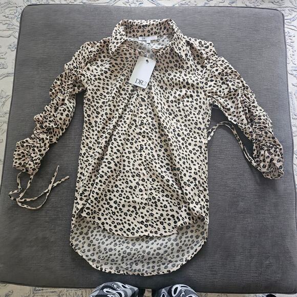NWT DR2 Women's Cream Black Leopard Print Button Down Shirt Top Size Small - Picture 1 of 9